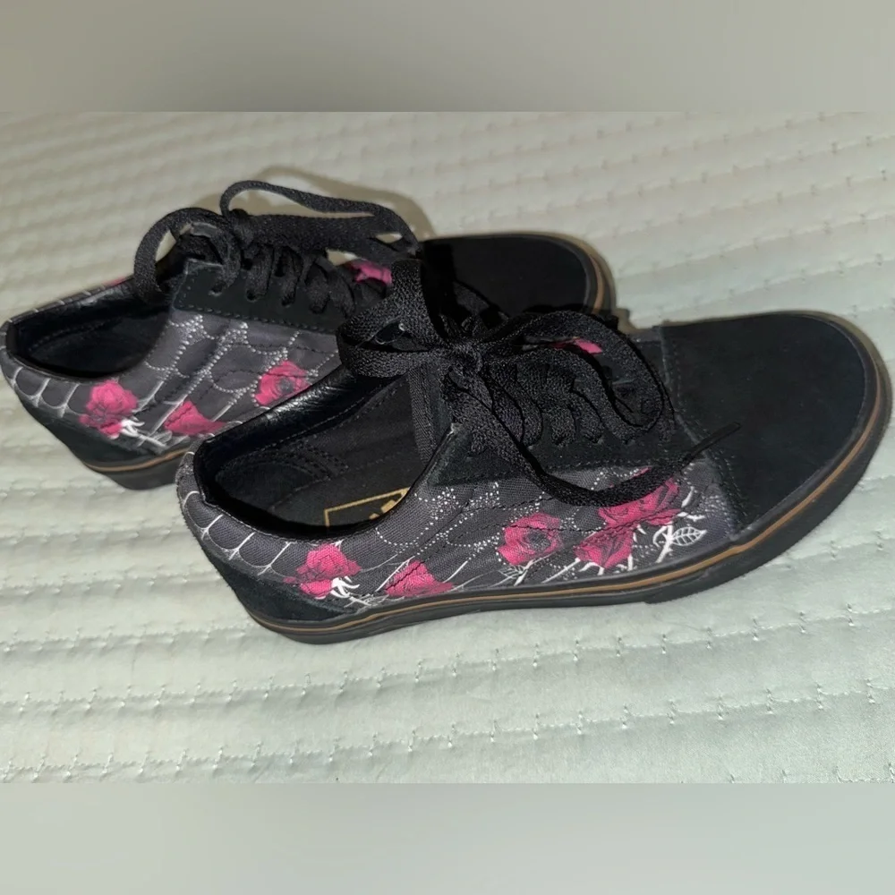 Vans Old Skool Black Spider Roses size 4 mens 5.5 women’s sneakersVGUC worn once